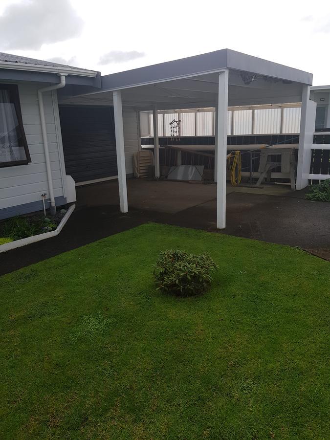 The Garage Hotell Waitara Exteriör bild